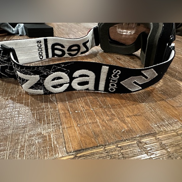 ZEAL Ski Goggles and Case - Picture 8 of 12